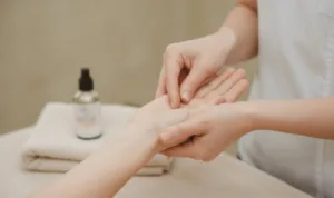 Μασάζ στα χέρια με σουηδική τεχνική